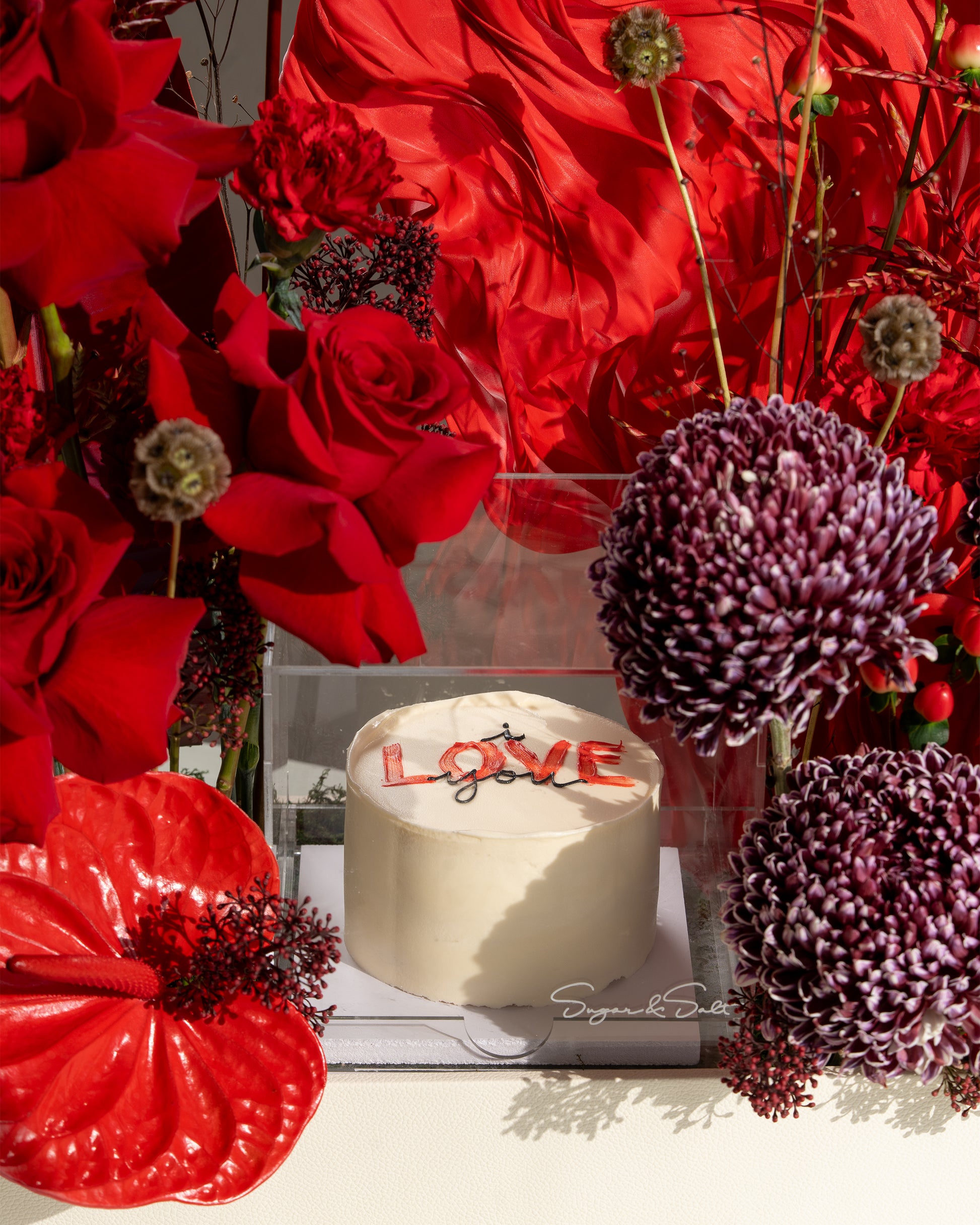 the Love collection - Valentine's Day Flower + Cake Arrangement 2